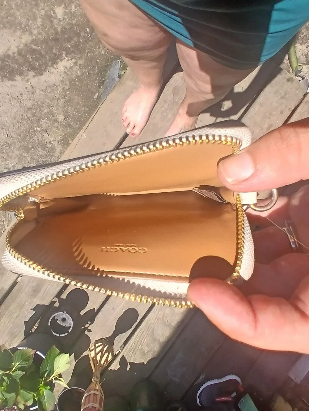 Coach Pebbled Leather Card Case in Off-White with Gold Hardware - Picture 11 of 12